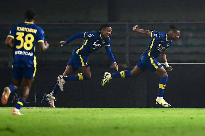 Pada awal babak kedua, Verona mengambil inisiatif menyerang. Tekanan mereka berbuah hasil pada menit ke-52. Tendangan Noslin di kotak penalti berhasil memperdayai Szczesny. Verona kembali unggul 2-1.