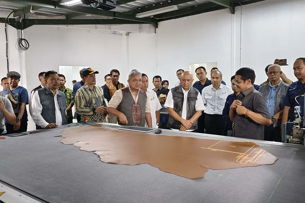 Menteri Koperasi Usaha Kecil Mikro, (Menkop UKM) Republik Indonesia, Teten Masduki, meresmikan rumah produksi bersama (RPB), di Jalan Guntur, Kecamatan Garut Kota, Sabtu, 17 Februari 2024. Peresmian tersebut, dalam rangka memperingati hari jadi ke-211 Kabupaten Garut, bertujuan untuk meningkatkan kualitas produk kulit khas Garut.