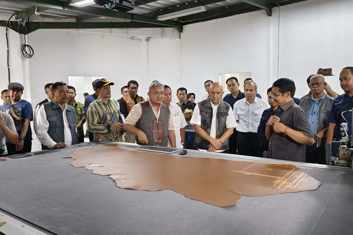 Menteri Koperasi Usaha Kecil Mikro, (Menkop UKM) Republik Indonesia, Teten Masduki, meresmikan rumah produksi bersama (RPB), di Jalan Guntur, Kecamatan Garut Kota, Sabtu, 17 Februari 2024. Peresmian tersebut, dalam rangka memperingati hari jadi ke-211 Kabupaten Garut, bertujuan untuk meningkatkan kualitas produk kulit khas Garut.