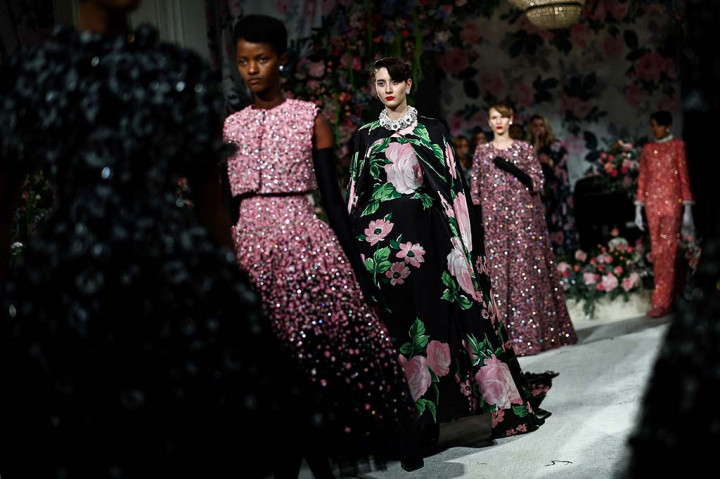 Sekitar 60 desainer, mulai dari talenta yang sedang naik daun hingga merek terkenal seperti Burberry, memamerkan desain baru mereka selama lima hari, dengan harapan dapat menarik minat pembeli dan influencer mode.