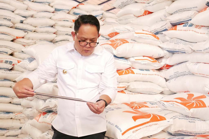 Hal ini dikatakan Pelaksana Harian Gubernur Jawa Timur Adhy Karyono, saat meninjau Gudang Bulog di Desa Banjar Kemantren Kecamatan Buduran Kabupaten Sidoarjo, Sabtu, 17 Februari 2024. Kedatangan rombongan Plh Gubernur Jatim ini untuk memastikan stok beras Jawa Timur.