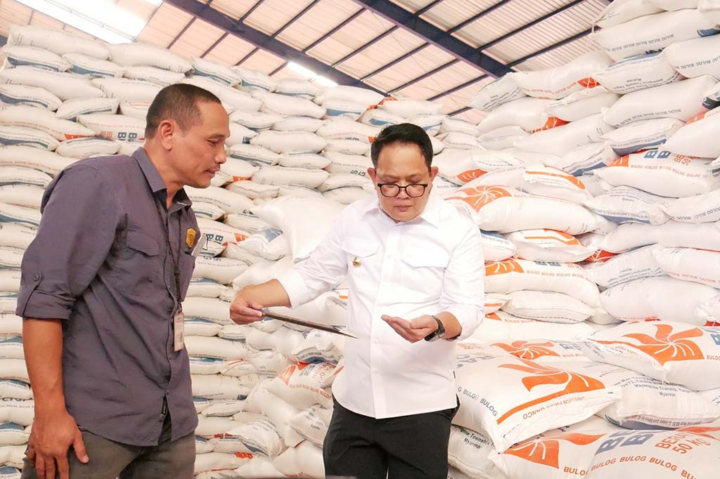 Gudang Bulog tersebut tidak hanya menyimpan stok beras untuk warga Sidoarjo yang saat ini masih ada 35 ribu ton. Namun juga ada 135 ribu ton stok beras di Jatim.
