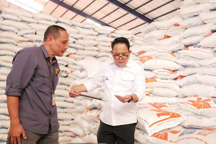 Gudang Bulog tersebut tidak hanya menyimpan stok beras untuk warga Sidoarjo yang saat ini masih ada 35 ribu ton. Namun juga ada 135 ribu ton stok beras di Jatim.