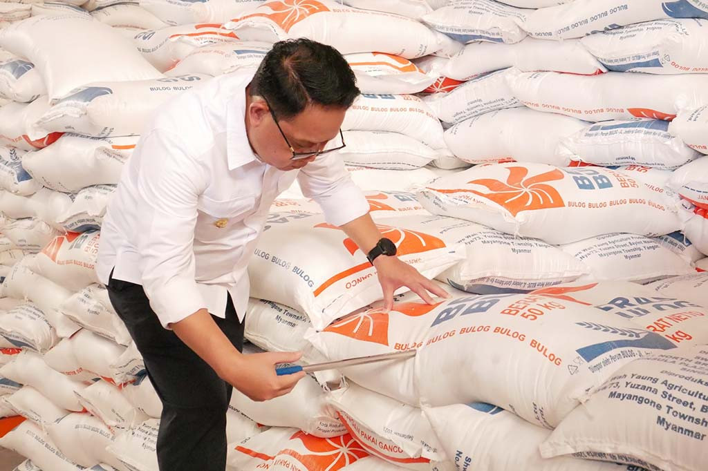 Bulog memiliki stok beras 35 ribu ton untuk wilayah Kabupaten Sidoarjo dan bisa untuk mencukupi kebutuhan hingga enam bulan ke depan.