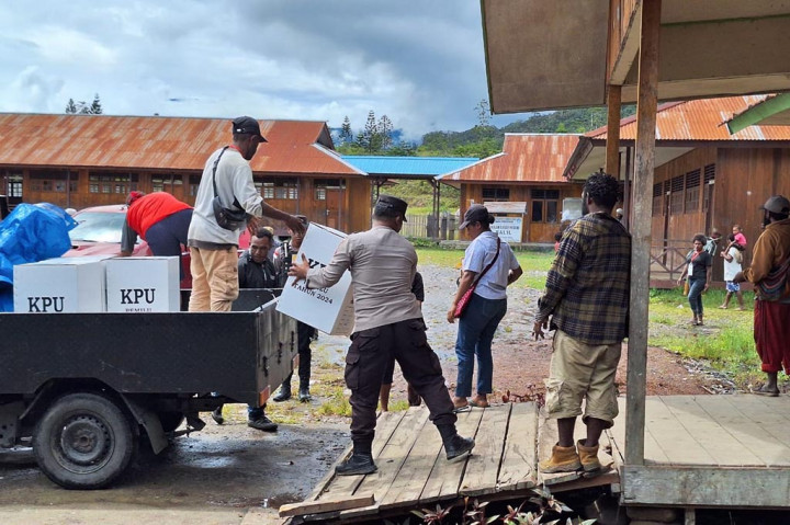 Masyarakat Pegunungan Bintang pada umumnya sangat antusias dalam melaksanakan pencoblosan dan terus memantau setiap tahapan Pemilu.