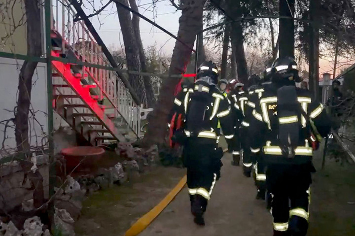 Petugas pemadam kebakaran berjalan menuju gedung panti jompo di distrik Aravaca, Madrid, setelah kebakaran menewaskan dua wanita dan melukai sedikitnya 10 lainnya, Minggu, 18 Februari 2024.