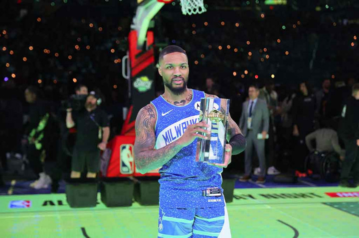 Pebasket Milwaukee Bucks Damian Lillard meraih gelar Tripoin Kontes dua kali berturut-turut yaitu pada All-Star 2023 dan 2024, bahkan dimenangkan dengan cara yang dramatis di lemparan bola terakhir.
