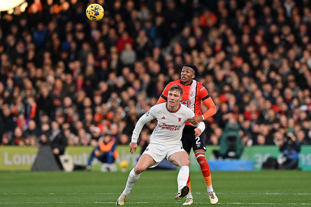 Memulai laga, United sudah berhasil mencetak gol cepat saat laga belum genap satu menit. Rasmus Hojlund yang mendapat bola sapuan tak bersih pemain Luton di lini petahanan berhasil mencuri bola dan lolos menaklukkan kiper Luton Thomas Kaminskij. Skor 0-1 terjadi pada detik ke 37.