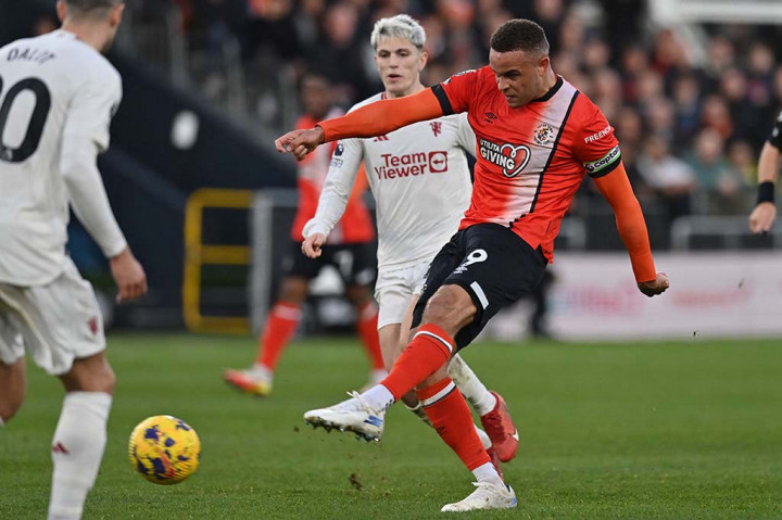 Tuan rumah yang tertinggal berupaya bangkit. Hasilnya pada menit ke-14 Carlton Morris berhasil mencetak gol ke gawang Andre Onana. Skor berubah menjadi 1-2.