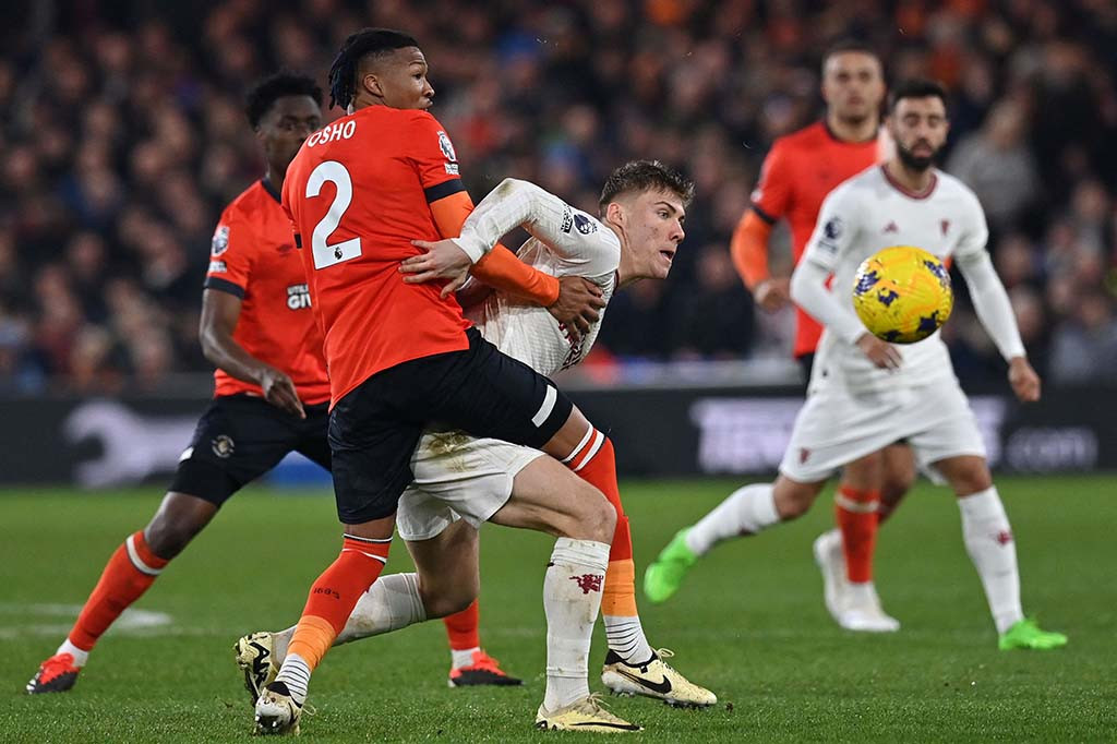 Tak lama, MU berhasil menggandakan golnya ke gawang tuan rumah. Lagi-lagi Rasmus Hojlund menjadi aktornya. Berawal dari sepak pojok, Alesandro Ganacho yang mendapat bola di kotak penalti melepaskan tendangan ke arah gawang. Bola sempat dibelokkan Rosmus Hojlund dengan dadanya ke gawang Luton. Tim tamu unggul 0-2.