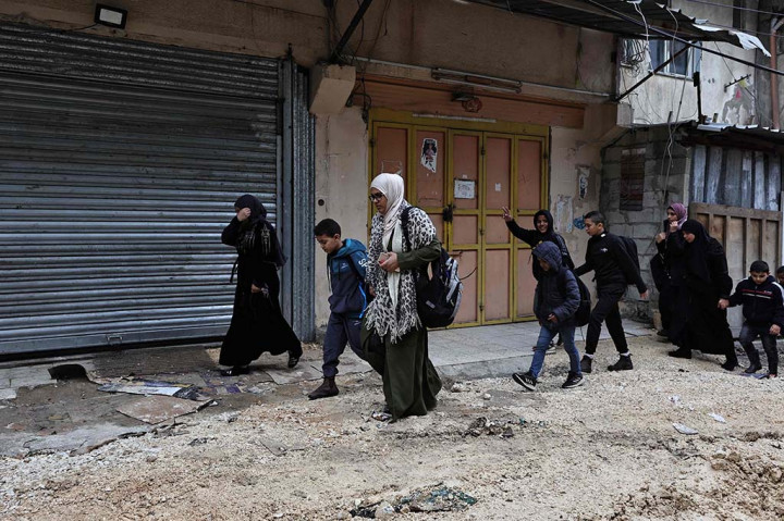 Dua pria Palestina, termasuk seorang anggota kelompok bersenjata, tewas pada hari Minggu, 18 Februari 2024 dalam serangan Israel, sementara yang ketiga ditembak di sebuah pos pemeriksaan, dalam kekerasan terbaru di Tepi Barat yang diduduki.