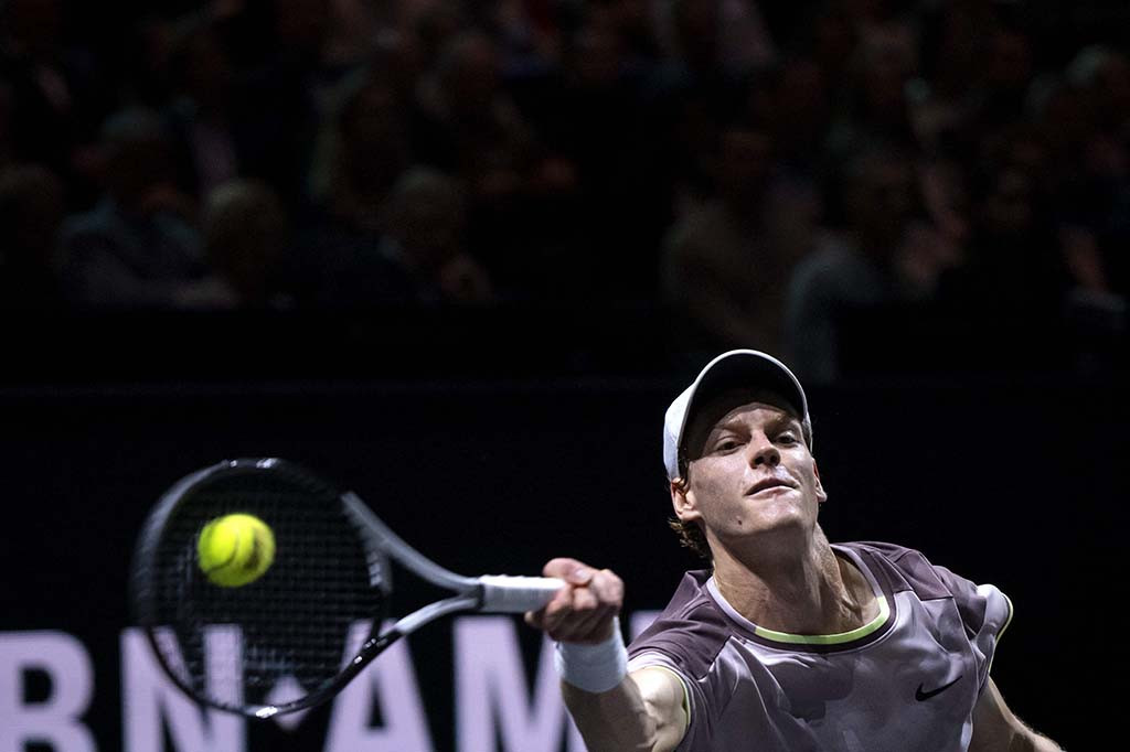 Juara Australian Open Jannik Sinner meraih gelar Rotterdam Open pertamanya, mematahkan pertahanan dari petenis Australia Alex De Minaur untuk menang 7-5, 6-4, Minggu, 18 Februari 2024 waktu setempat.
