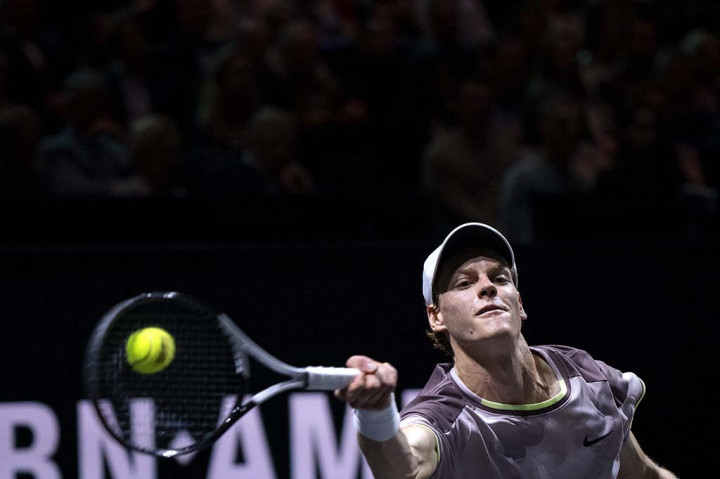Juara Australian Open Jannik Sinner meraih gelar Rotterdam Open pertamanya, mematahkan pertahanan dari petenis Australia Alex De Minaur untuk menang 7-5, 6-4, Minggu, 18 Februari 2024 waktu setempat.