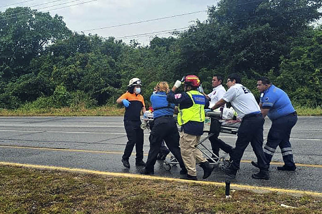 Dua orang lainnya terluka parah dan diterbangkan ke rumah sakit dengan helikopter. Vazquez tidak merinci kewarganegaraan mereka.