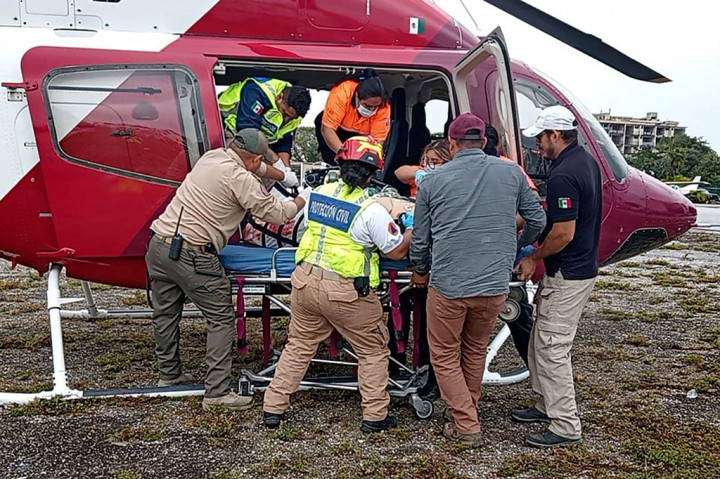 Kombinasi jalan raya yang diguyur hujan dan kecepatan yang berlebihan kemungkinan besar berperan dalam kecelakaan itu, kata pejabat itu.
