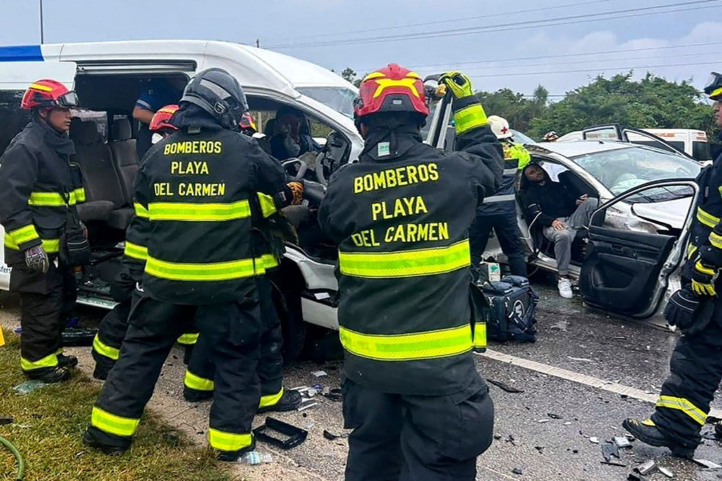Lima turis Argentina tewas di Meksiko pada Minggu, 18 Februari 2024 ketika kendaraan mereka bertabrakan dengan sebuah van yang pengemudinya warga Meksiko juga tewas dalam kecelakaan di sepanjang garis pantai populer di Semenanjung Yucatan, kata pihak berwenang setempat.