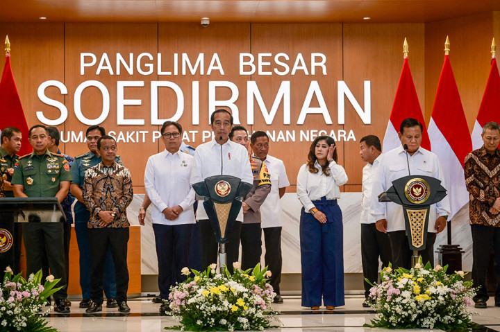 Dalam peninjauannya, Presiden Jokowi didampingi Menteri Pertahanan Prabowo Subianto untuk melihat sejumlah fasilitas rumah sakit yang dinilainya modern.