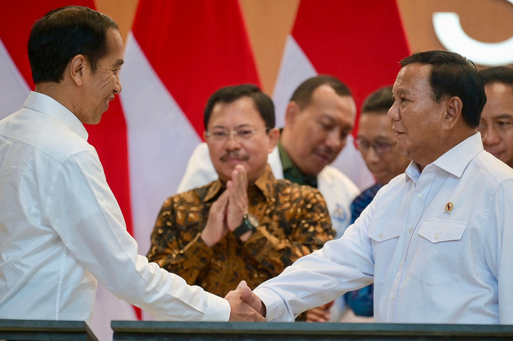 Kepala Negara juga menyoroti pembangunan RS untuk TNI AL, AD dan AU yang memiliki tingkat komponen dalam negeri yang rata-rata mencapai 70 persen.