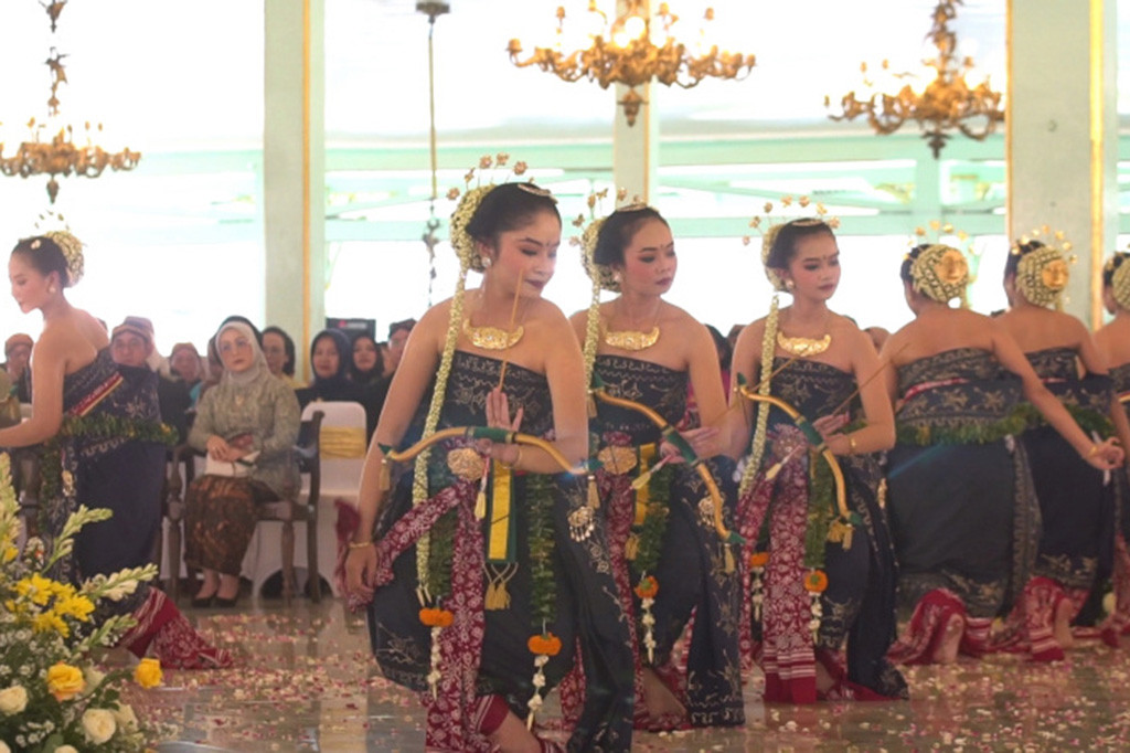 Perayaan tradisi wiyosan jumenengandalem KGPAA Mangkunegoro X yang kedua ini ditandai dengan tarian sakral bedhaya Anglir Mendung, yang ditarikan 7 penari bedhaya pura selama 45 menit. Tarian ini merupakan pusaka tari karya Pangeran Samber Nyawa atau pendiri Kadipaten Mangkunegaran.