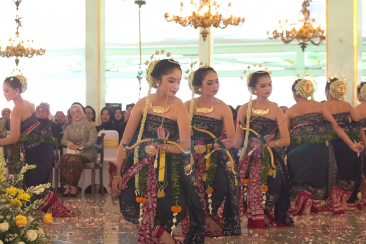 Perayaan tradisi wiyosan jumenengandalem KGPAA Mangkunegoro X yang kedua ini ditandai dengan tarian sakral bedhaya Anglir Mendung, yang ditarikan 7 penari bedhaya pura selama 45 menit. Tarian ini merupakan pusaka tari karya Pangeran Samber Nyawa atau pendiri Kadipaten Mangkunegaran.