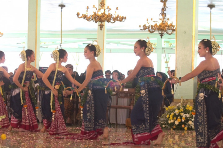 Peringatan naik tahta dua tahun Gusti Bhre Cakrahutomo Wira Sudjiwo sebagai penguasa adat Puro Mangkunegaran dengan gelar Kangjeng Gusti Pangeran Adipati Aryo (KGPAA) Mangkunegoro X dirayakan secara sederhana bersama keluarga inti catur sagotra di Pendopo Ageng Mangkunegaran, Senin, 19 Februari 2024.