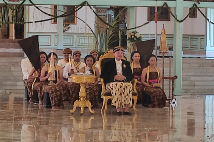 Dari Keraton Kasunanan hadir langsung Raja Pakoe Boewono (PB) X bersama permaisuri dan Putra Mahkota KGPH Purbaya, lalu dari Kasultanan Yogyakarta tampak putri keempat Sultan HB X yakni Gusti Kanjeng Ratu (GKR) Hayu, serta dari istana Puro Pakualamanan yang datang adalah permaisuri Paku Alam X, Gusti Kanjeng Bendara Raden Ayu Adipati Paku Alam X dan putra mahkota BPH Kusumo Bimantoro.