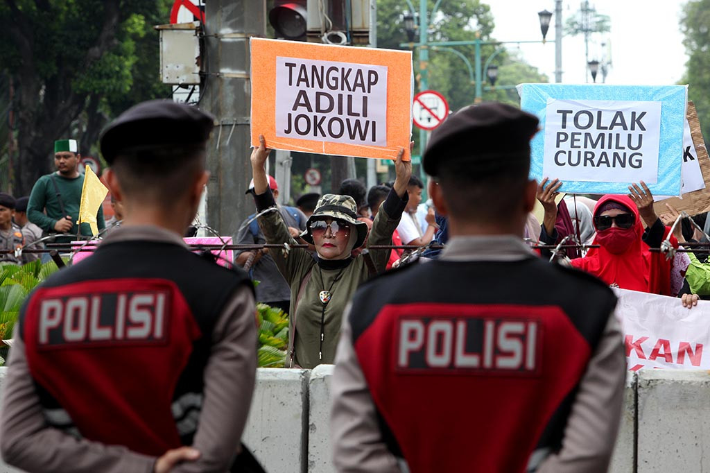 Polisi mengerahkan 1.978 personel untuk mengamankan jalannya aksi demonstrasi yang dilakukan Forum Komunikasi Antar Relawan Ganjar-Mahfud di kawasan Patung Kuda, Jakarta Pusat, pada Senin, 19 Februari 2024.