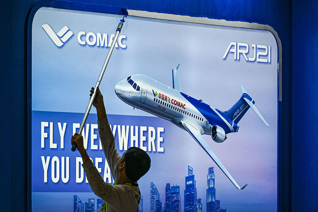 Jet penumpang pertama yang diproduksi di dalam negeri Tiongkok akan diperkenalkan kepada calon pembeli dalam debut internasional di pameran udara terbesar di Asia, Singapore Airshow, yang dibuka di Singapura, Selasa, 20 Februari 2024.