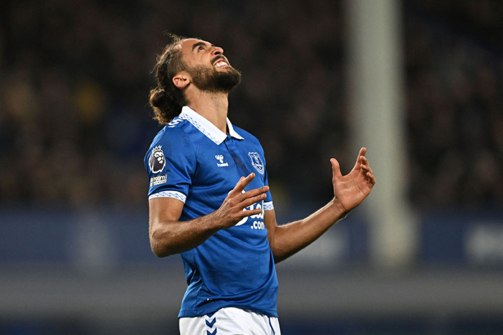 Penyerang Everton Dominic Calvert-Lewin yang diganggu sejumlah masalah kebugaran pada musim ini, hampir membawa tim tamu unggul terlebih dahulu, namun sundulannya memanfaatkan umpan silang Dwigt McNeill melebar.