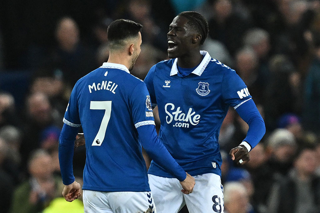 Namun Everton mengamankan raihan satu poin laga kandang ini, ketika Amadou Onana melompat tinggi untuk menyambut bola tendangan sudut McNeil dengan tandukan keras yang berbuah gol penyama kedudukan. 