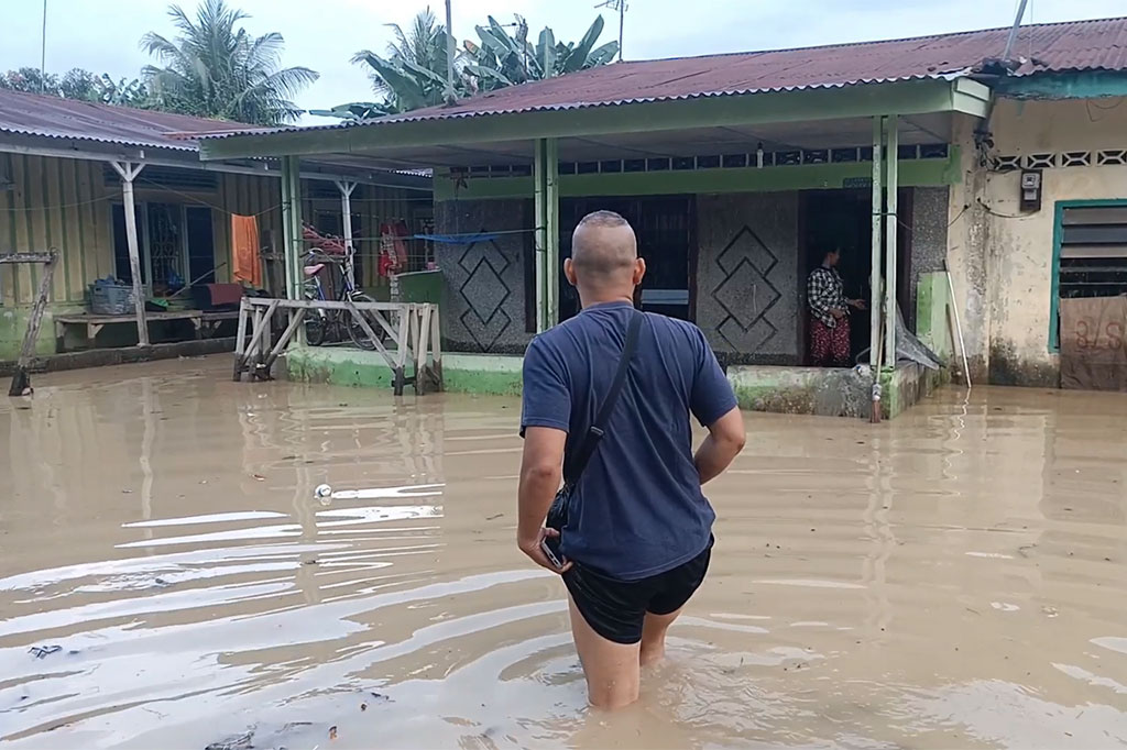 Ratusan rumah yang terendam banjir di antaranya berada di Jalan Anturmangan, Kelurahan Sri Padang, Kota Tebing Tinggi. Di lokasi ini ketinggian air banjir mencapai 50 centimeter.