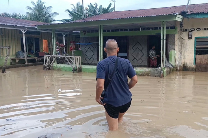Ratusan rumah yang terendam banjir di antaranya berada di Jalan Anturmangan, Kelurahan Sri Padang, Kota Tebing Tinggi. Di lokasi ini ketinggian air banjir mencapai 50 centimeter.