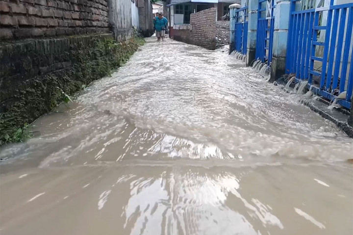 Menurut warga banjir mulai menggenangi permukiman sejak Selasa dini hari tadi. Namun mereka tetap memilih bertahan di rumah sambil menunggu banjir surut.