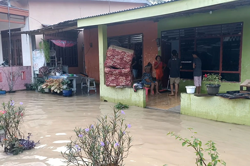 Banjir yang melanda Kota Tebing Tinggi merupakan banjir kiriman akibat tingginya curah hujan di hulu Sungai Padanh yang berada di Kabupaten Simalungun.