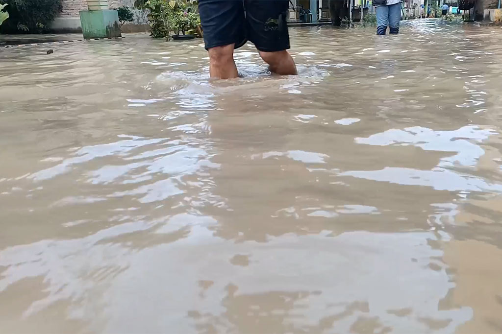 Pendangkalan alur Sungai Padang dan tidak berfungsinya sejumlah pintu air pengendali banjir mengakibatkan luapan air Sungai Padang ini masuk ke permukiman warga.