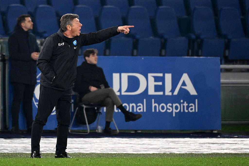 Hasil imbang 1-1 di kandang Genoa pada pertandingan Liga Italia pekan lalu menjadi kesempatan akhir Mazzari. Selama menangani Napoli, Mazzari hanya memenangkan enam pertandingan dari 17 laga dalam semua kompetisi.