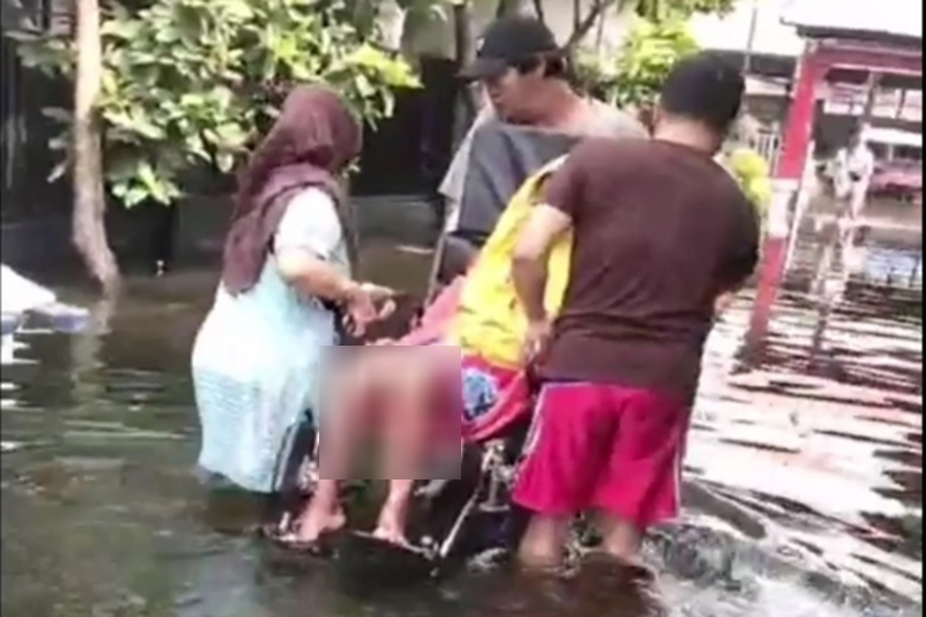 Warga Desa Trosobo, Kecamatan Taman, Kabupaten Sidoarjo, Jawa Timur sudah tiga minggu terakhir harus menjalani aktivitas sehari-hari di tengah kondisi banjir. Sejumlah warga lansia dan sakit harus dievakuasi petugas ke tempat aman.