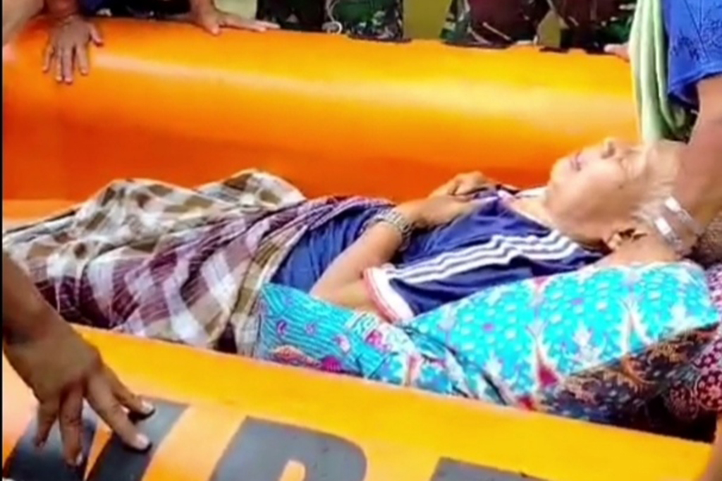 Pihak BPBD Jatim mulai Senin malam kemarin, 19 Februari 2024, mendirikan dapur umum. Dapur umum untuk membantu kebutuhan makan dan minum warga korban banjir di Trosobo.