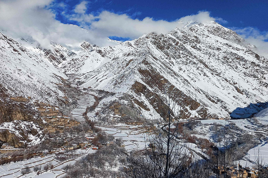 Pemandangan umum menunjukkan medan yang dipenuhi salju di Desa Keraman, Distrik Dara, Provinsi Panjshir, Afghanistan, Senin, 19 Februari 2024. Tanah longsor yang disebabkan hujan salju lebat menewaskan 25 orang dan melukai delapan lainnya di Provinsi Nuristan, Afghanistan timur.
