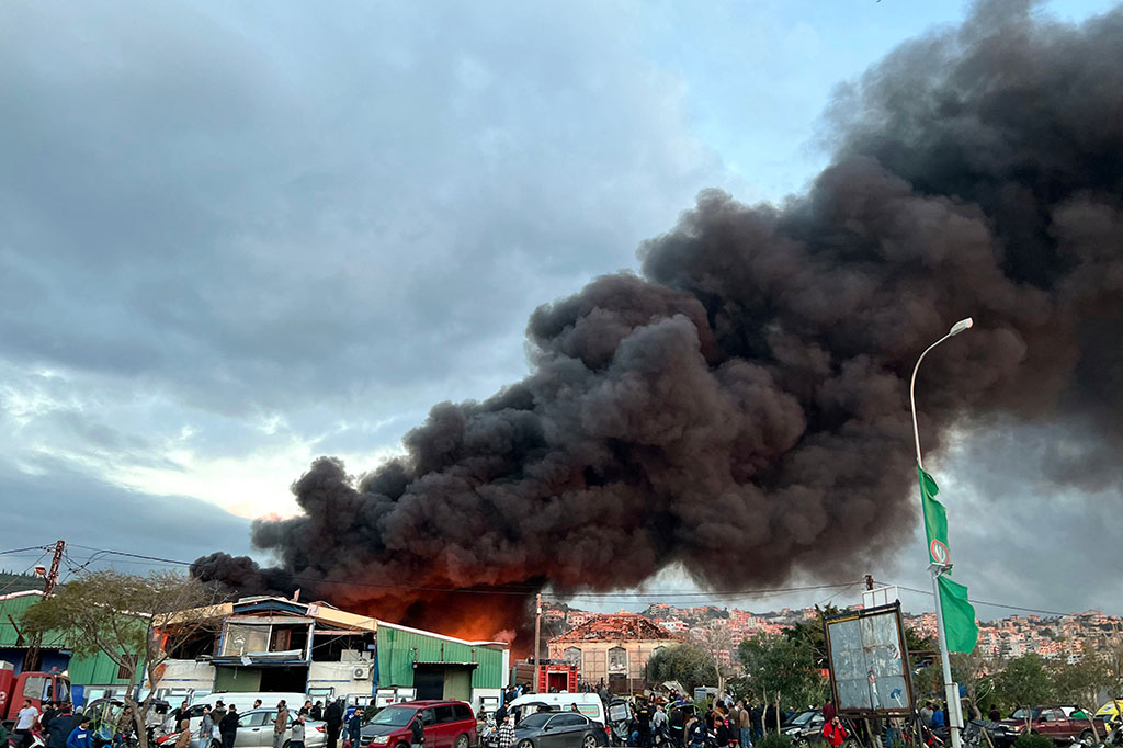Dua serangan udara Israel menghantam Lebanon selatan pada Senin, 19 Februari 2024, di dekat Kota Sidon, melukai 14 orang. Tentara Israel mengatakan pihaknya menargetkan fasilitas penyimpanan senjata Hizbullah.