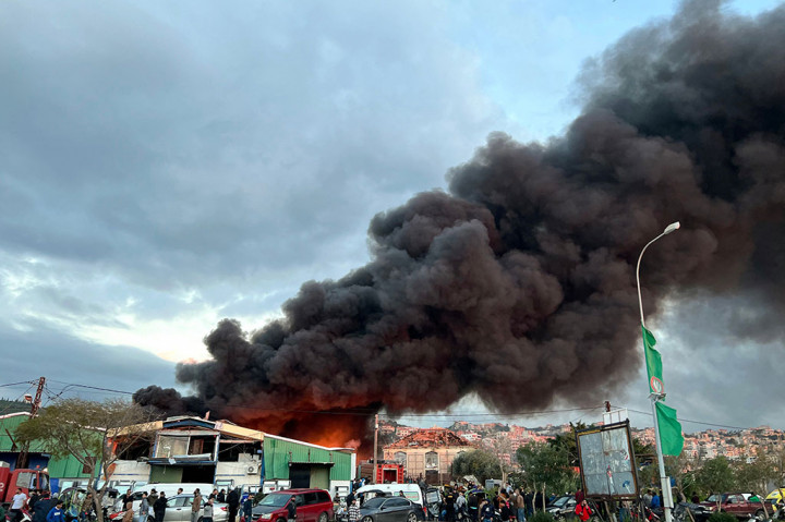 Dua serangan udara Israel menghantam Lebanon selatan pada Senin, 19 Februari 2024, di dekat Kota Sidon, melukai 14 orang. Tentara Israel mengatakan pihaknya menargetkan fasilitas penyimpanan senjata Hizbullah.