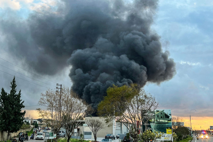 Seorang fotografer AFP melaporkan suara setidaknya dua serangan berturut-turut di Ghaziyeh, salah satunya menargetkan hanggar dekat jalan raya utama pantai, dengan asap hitam mengepul di seluruh area.