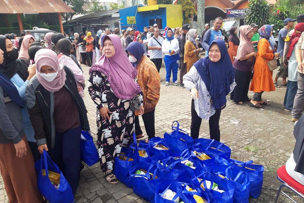 Warga antre membeli beras membuktikan harga pangan pokok itu belum terkendali.