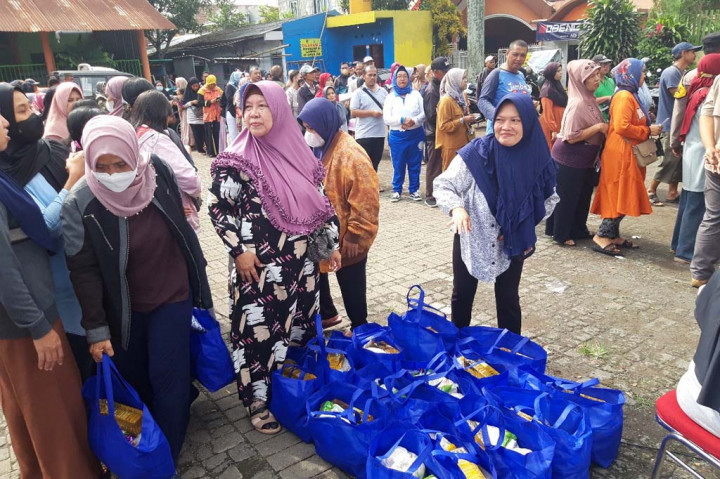 Warga antre membeli beras membuktikan harga pangan pokok itu belum terkendali.