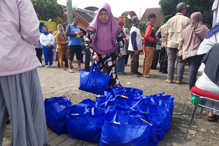 Kartini antre menunggu operasi pasar murah mengingat uang Rp100.000 mendapatkan paket beras 5 kg, minyak goreng 1 liter, gula 1 kg, bawang merah 1 kg dan bawang putih 1 kg.