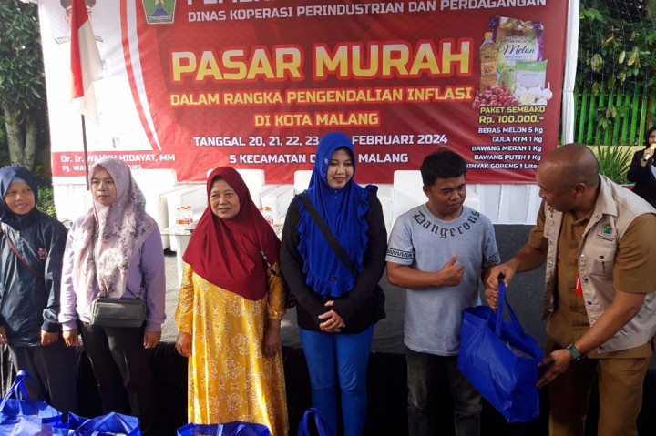 Begitu juga Lisa, warga Dinoyo Gang 10, membeli kupon seharga Rp100.000 dari kelurahan, lalu ditukarkan paket bahan pokok. Ia merasa terbantu mengingat harga beras medium Rp76.000 sampai Rp80.000 per kemasan 5 kg.
Beras termurah hanya beras Stabilisasi Pasokan dan Harga Pangan (SPHP) Rp10.900 per kg, tetapi tak saban hari ada.