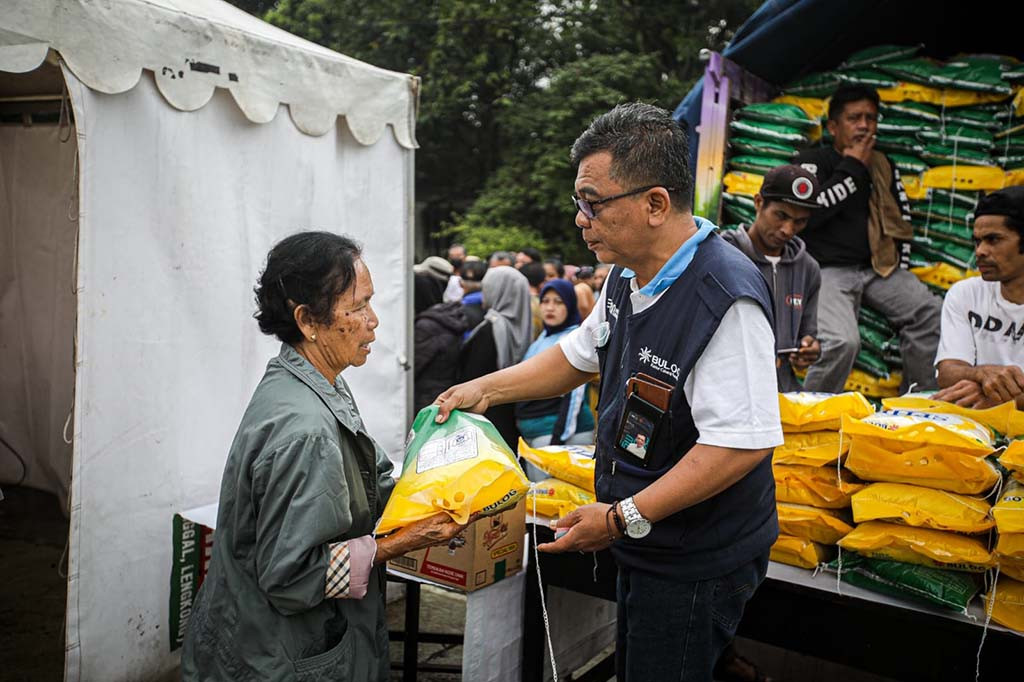 Pemerintah Kota (Pemkot) Bandung Jawa Barat (Jabar), terus menenangkan warga, agar tidak panik terhadap fenomena kelangkaan beras saat ini. Kendati harga beras dipasaran masih tinggi, namun pemkot setempat menjamin stok beras cukup bahkan hingga lebaran Idul Fitri mendatang.