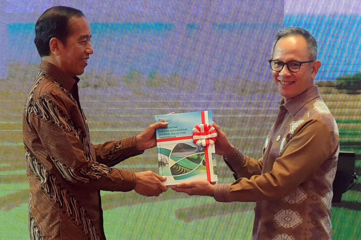 Menurut Presiden, stabilitas politik dalam negeri sangat penting untuk membangkitkan industri keuangan yang semakin kokoh guna mendukung pertumbuhan ekonomi yang inklusif dan berkelanjutan.