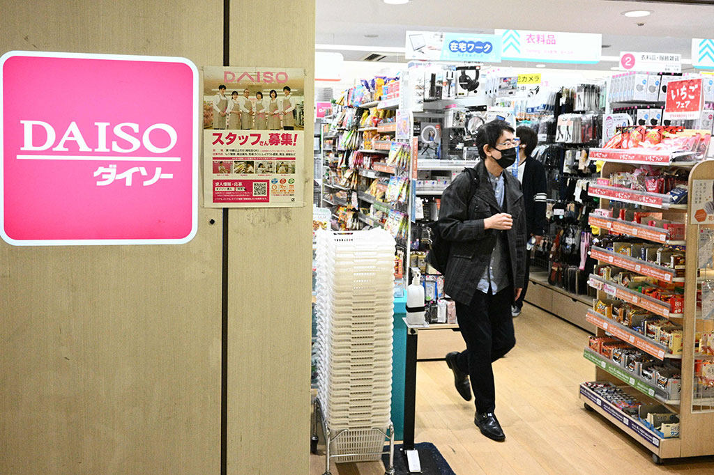 Dibantu oleh stagnasi upah dan harga, gerai Daiso -- yang menjual segala sesuatu mulai dari yang berguna hingga yang konyol, dan terkadang dengan harga lebih dari 100 yen -- kini ada di mana-mana. Perusahaan ini mulai berekspansi ke seluruh Asia dan luar negeri, dimulai di Taiwan pada tahun 2001, dan 990 dari 5.350 tokonya berada di luar Jepang, menurut situs webnya.