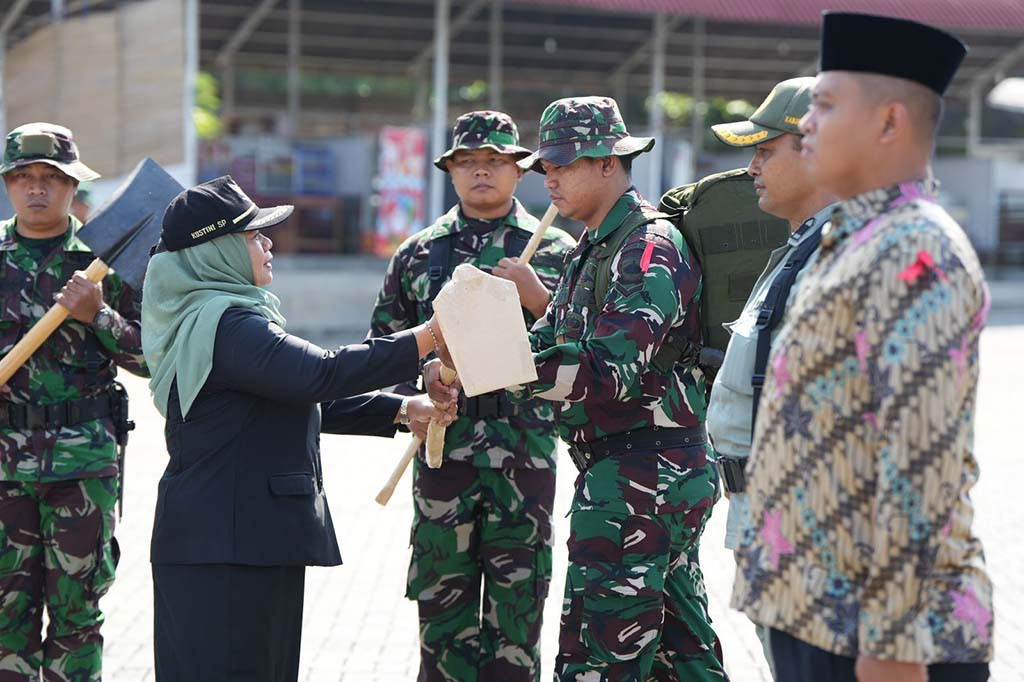 Dalam amanatnya Bupati menyampaikan apresiasi dan terimakasihnya kepada pimpinan dan anggota TNI di Kabupaten Sleman yang melaksanakan program TNI Manunggal Membangun Desa (TMMD) Sengkuyung Tahap I tahun 2024. Menurut Bupati melalui program TMMD , pekerjaan pembangunan berbagai sarana dan prasarana yang berat dapat menjadi ringan karena dilaksanakan secara bersama-sama atau gotong royong dengan melibatkan masyarakat dan anggota TNI.